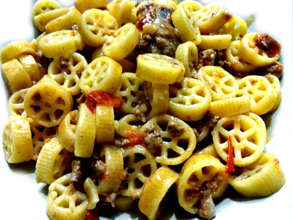 Pasta con salsiccia e peperoni